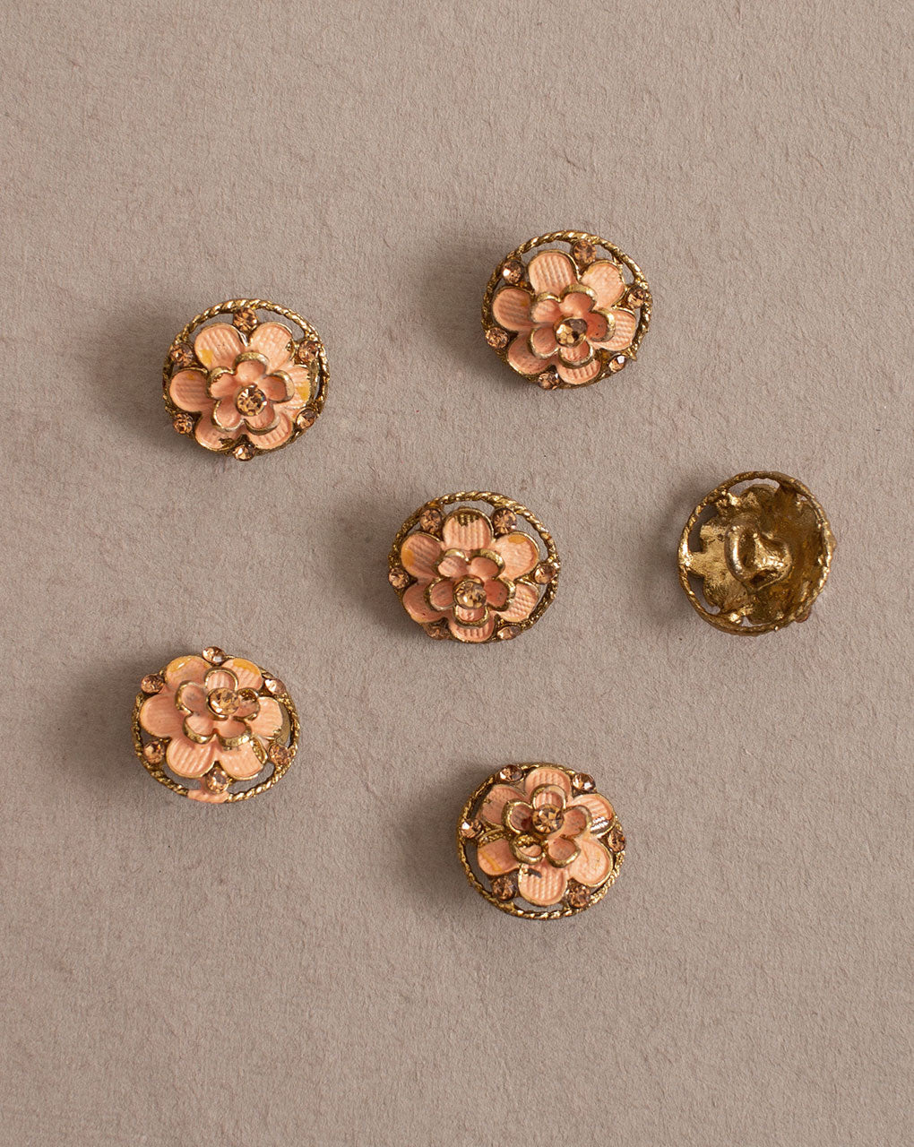 Antique Metal Casting Button ( Set Of 4 ) - Fabriclore.com