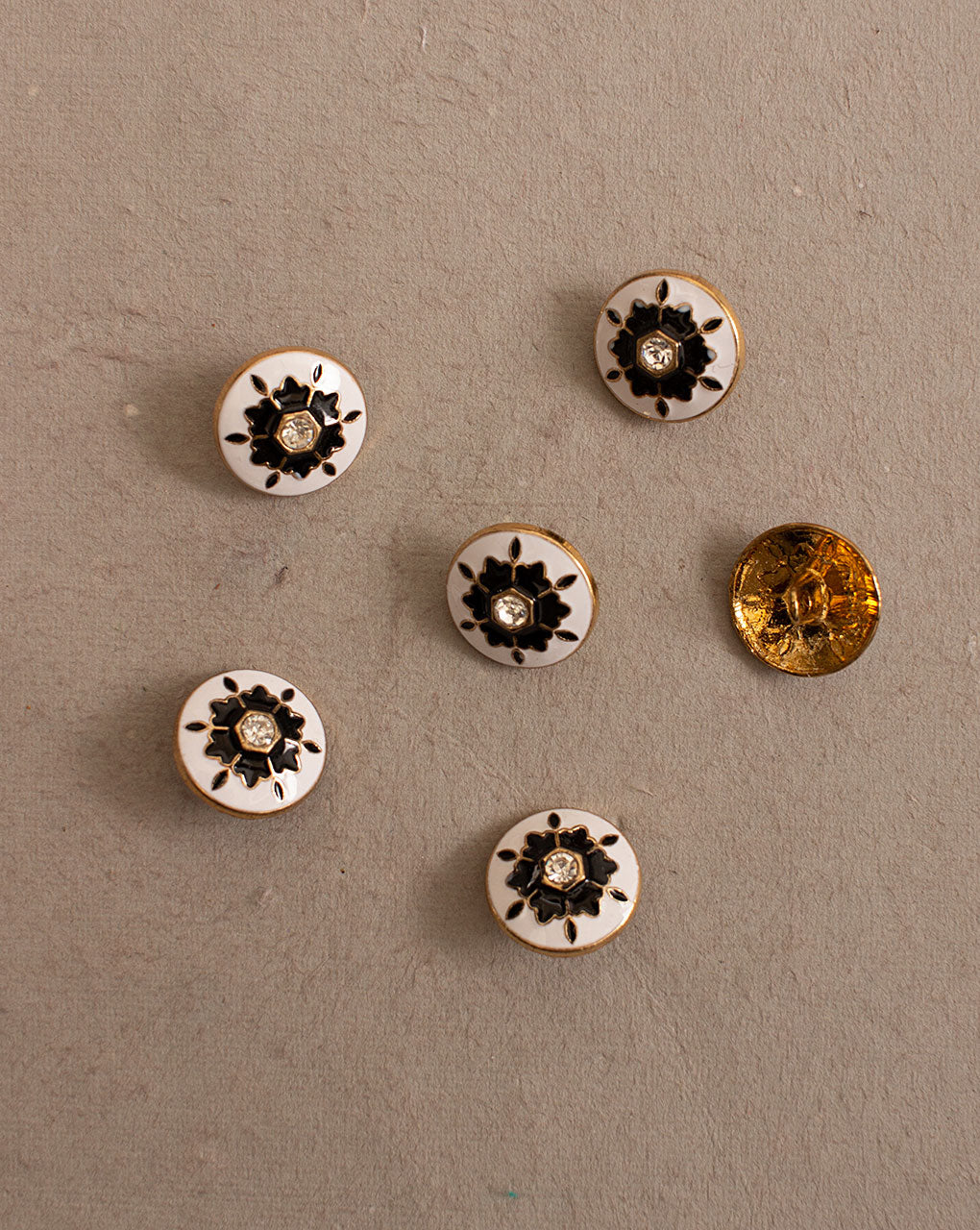 Antique Metal Casting Button ( Set Of 4 ) - Fabriclore.com