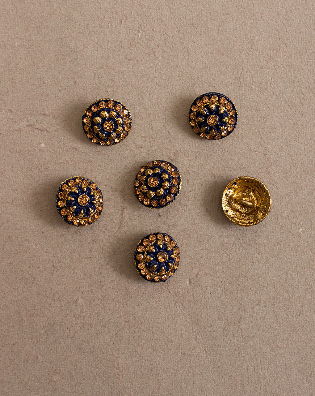 Antique Metal Casting Button ( Set Of 4 ) - Fabriclore.com