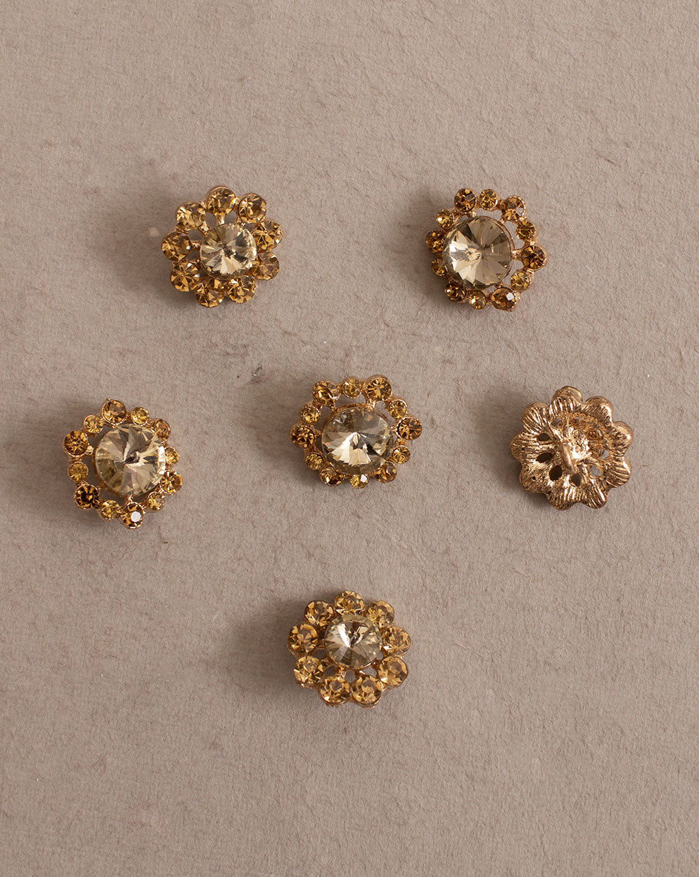 Antique Metal Casting Button ( Set Of 4 ) - Fabriclore.com