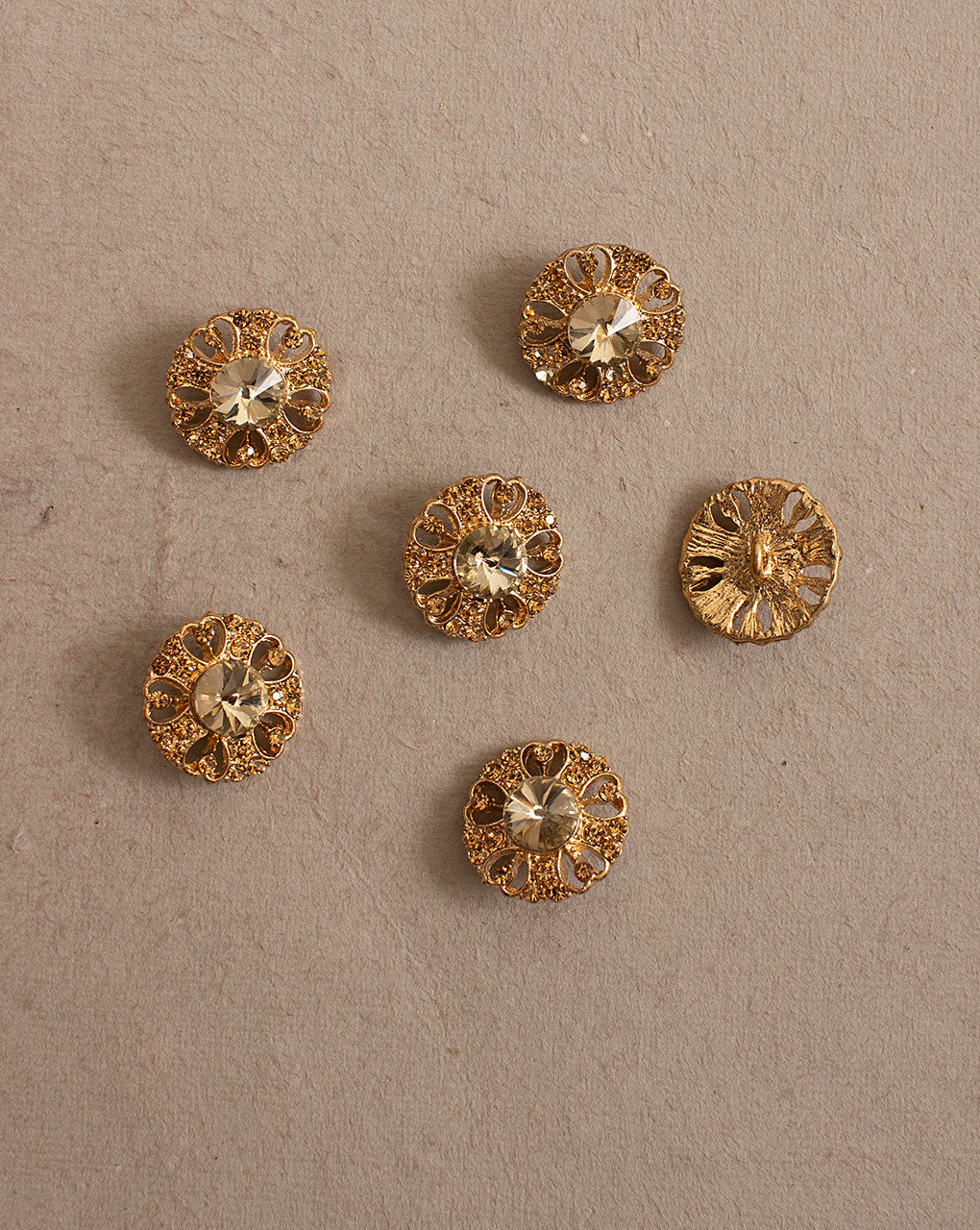 Antique Metal Casting Button ( Set Of 4 ) - Fabriclore.com