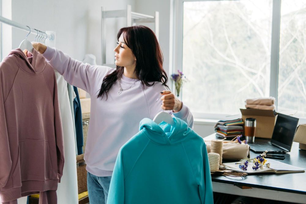 Choosing Sweatshirts & Hoodies Based on Fabric: Ultimate Guide to Comfort & Style