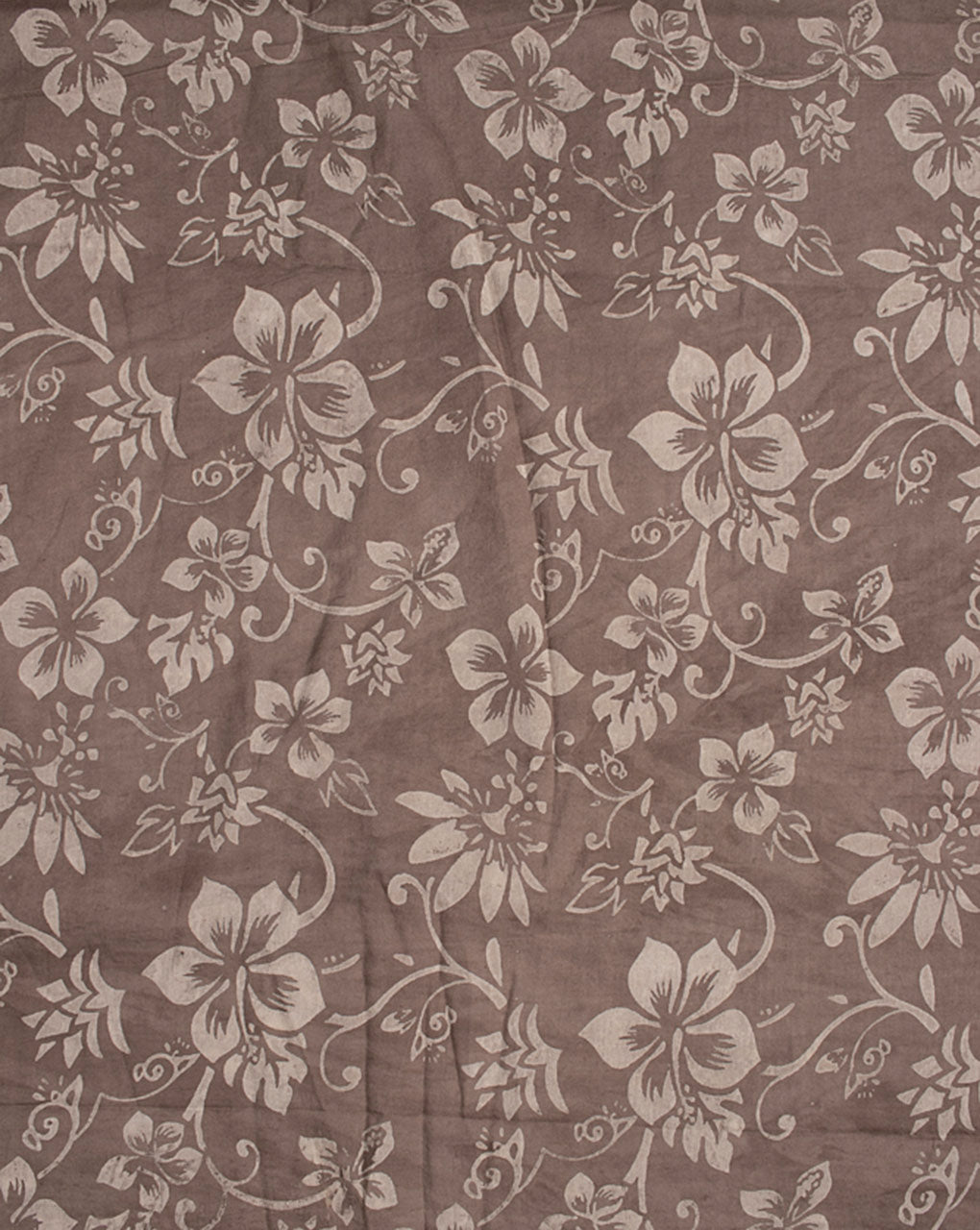 Matuu  Wild roses on white  floral wallpaper