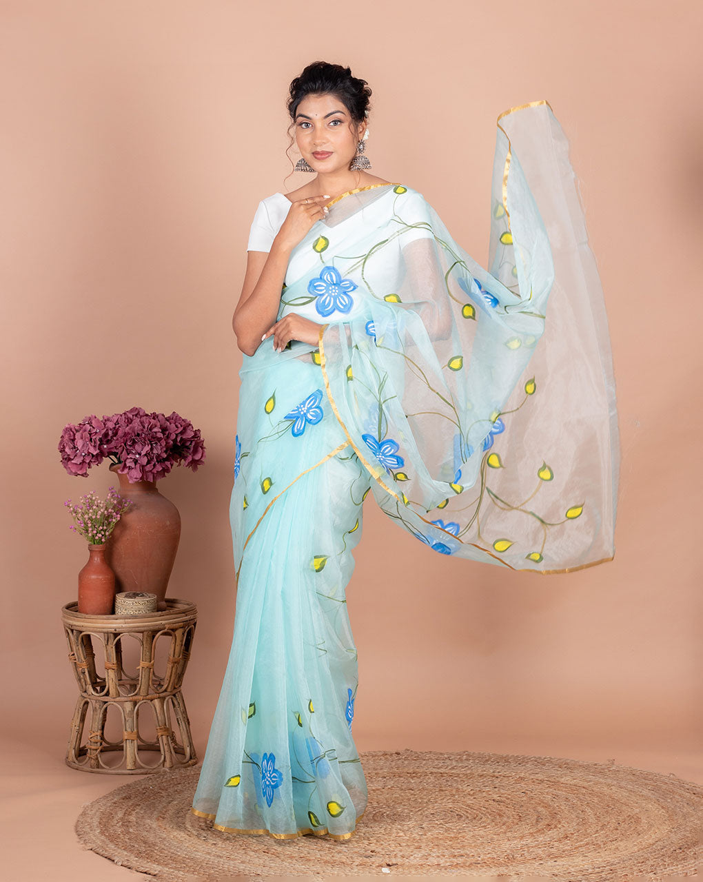 Follow these style tips for a winter wedding, you will look stylish and not feel cold.